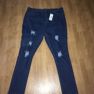 Womens plus size 22 , but tag says 18 in the jeans- skinny distressed jeans